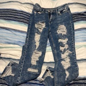 American Eagle ripped mom jean